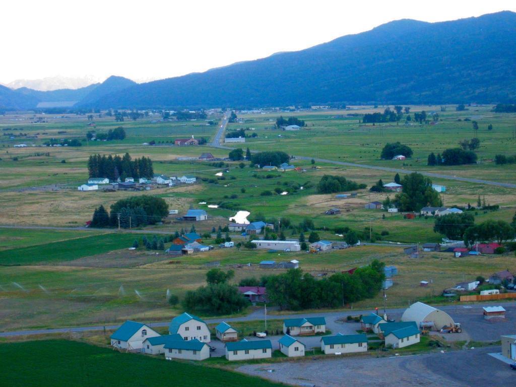 Sleepy J Cabins Swan Valley Exterior photo